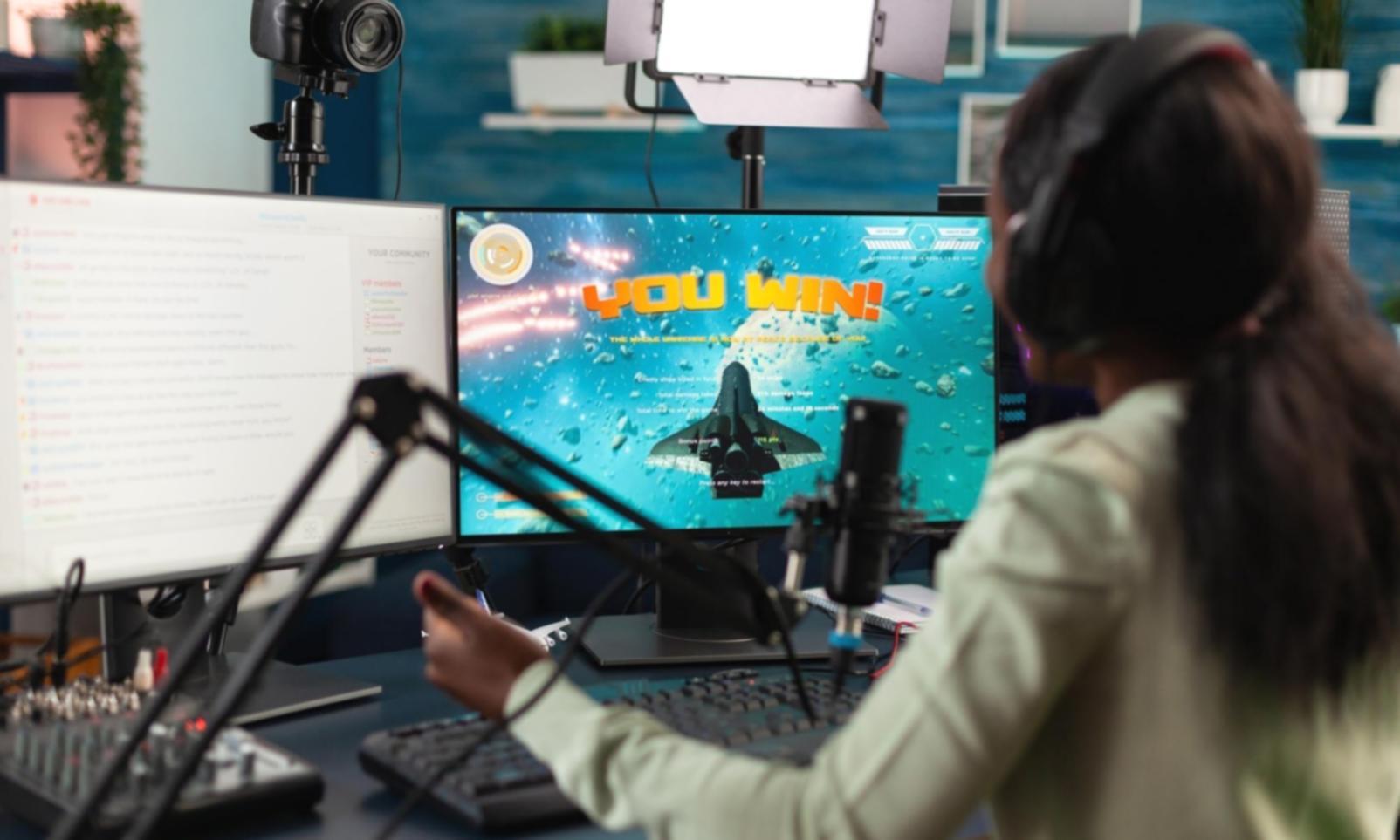 Ambiente di apprendimento strategico con setup gaming professionale